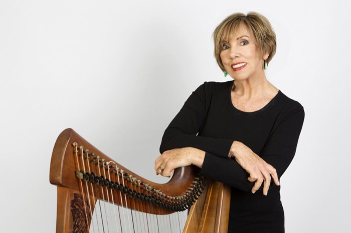 Hilary O'Neill mit irischer Harfe, Gesang und Geschichten