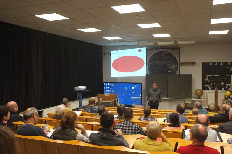 Die astronomischen Tage beginnen bereits am Freitag mit dem Vortrag von Prof. Dr. M. Bartelmann von der Uni Heidelberg. Sein Thema: Strukturbildung im Universum.