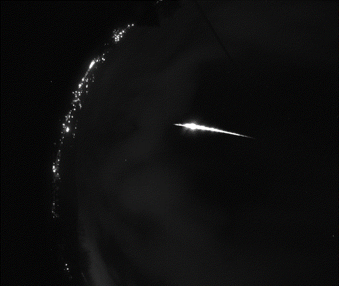 Feuerkugel um Mitternacht im Nordwesten