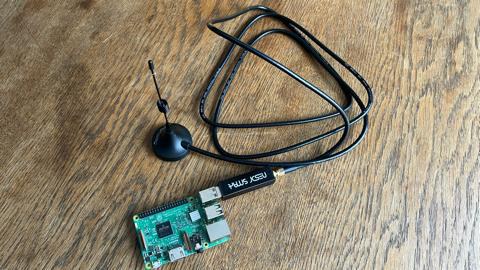 Raspberry Pi mit angeschlossenem DVB-T USB-Stick