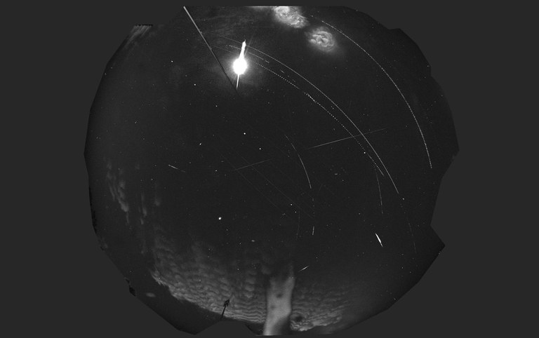 Capture Stack der letzten Nacht mit Feuerkugel