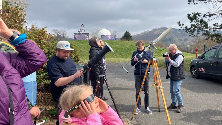Beobachter  der Sonnenfinsternis an der Sternwarte Suhl