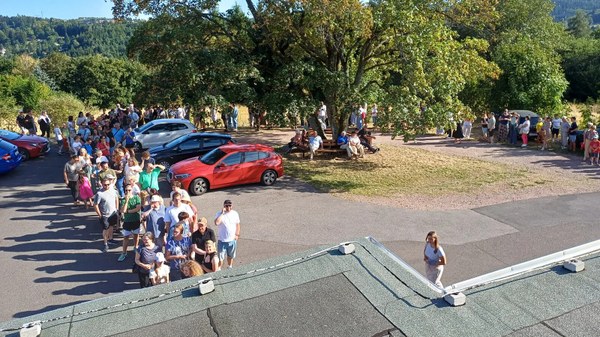 Die Schlange zum Verkaufsstand für die Bratwürste